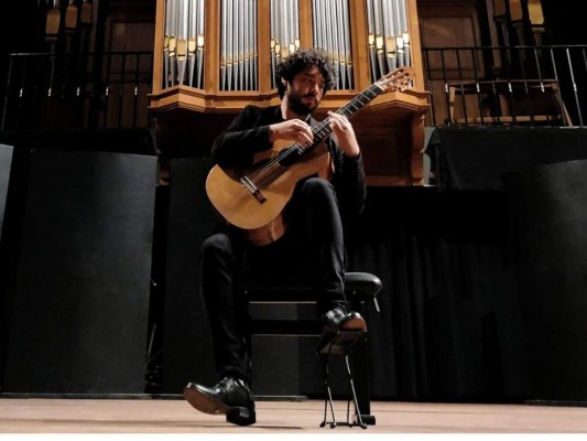 Actualmente, Castro imparte clases de guitarra y realiza conciertos en varios países europeos. Foto: El Heraldo