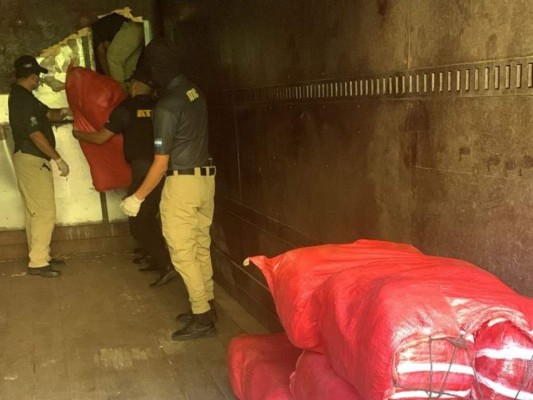 Dentro de armarios: Así eran transportados 644 paquetes de droga incautados en Yoro