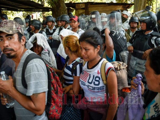 Con gritos y empujones repelen caravana migrante en México (Fotos)