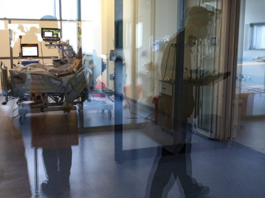 Los inquietantes mensajes que delatan al médico acusado de matar a pacientes con covid-19 para liberar camas (FOTOS)