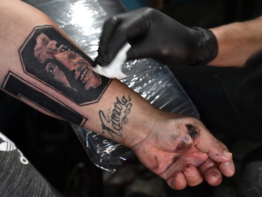 El mundo del fútbol le rinde culto a Diego Maradona en su cumpleaños 60