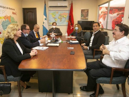 'Somos los más interesados en elecciones masivas y transparentes': Mel Zelaya ante observadores