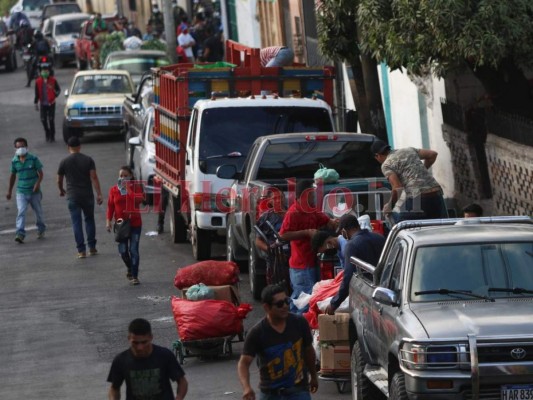 Cierran mercado Zonal Belén y vendedores sacan su producto para ir a los barrios
