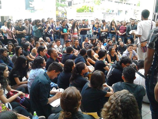 Estudiantes realizan plantón dentro de la UNAH para exigir diálogo