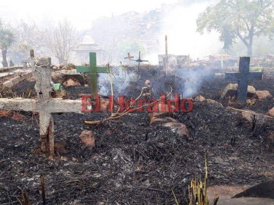 Fotos: Así fue el voraz incendio que consumió varias tumbas del cementerio Sipile en Comayagüela