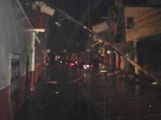 Colapsa techo del estadio Juan Ramón Brevé de Juticalpa tras tormentas en Honduras