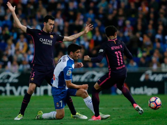 El Barcelona gana el derbi al Espanyol con doblete de Suárez y sigue líder