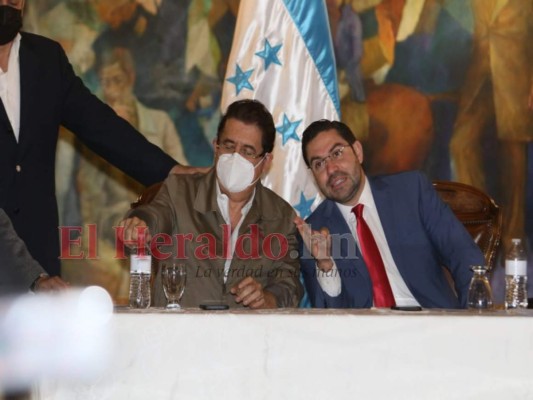 Así estamparon su firma 'Mel” Zelaya y Jorge Cálix para acabar con la crisis legislativa (Foto)