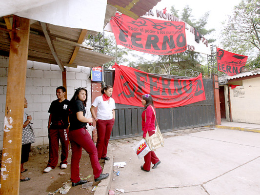 Estudiantes se toman Escuela Normal Mixta