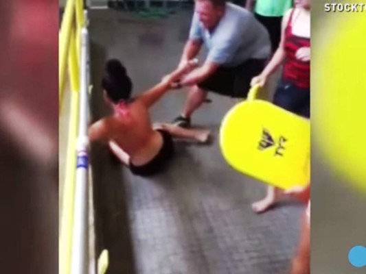 Arrastrada en la piscina