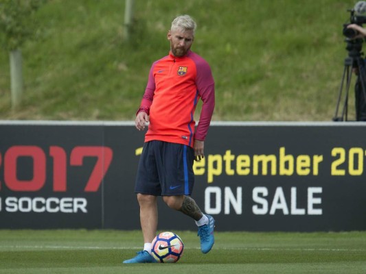 Lionel Messi regresa a entrenar con el Barcelona en Inglaterra