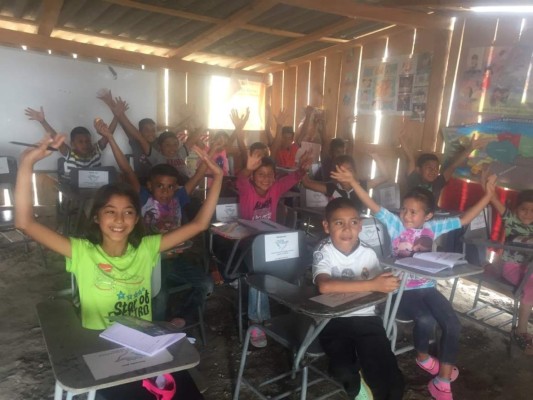 Los estudiantes de la Escuela El Zurzular se encuentran felices porque ahora reciben clases en pupitres que fueron donados por la Asociación Esperanza para Todos.