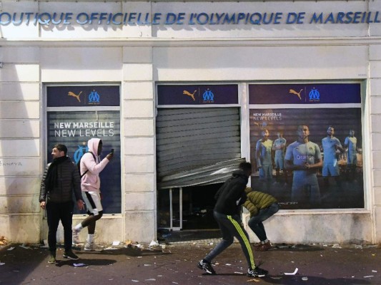 FOTOS: Caos y destrucción en París tras otro día de protestas de los chalecos amarillos