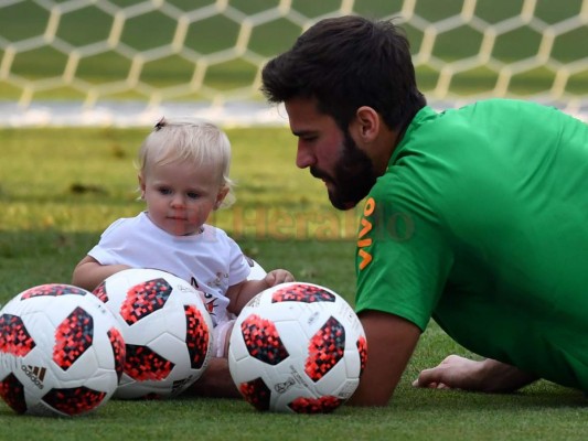 Las fotos de la hija de Alisson Becker que enternecen el entrenamiento de Brasil &nbsp;