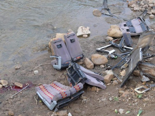 Hecho pedazos, así quedó el bus que se accidentó en Túnez y dejó 24 muertos