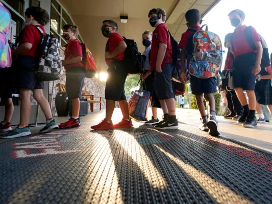 Escuelas de Estados Unidos se rebelan ante gobernadores por mascarillas