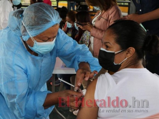 Vacunarán contra covid-19 a personas de 45 a 49 años con comorbilidades