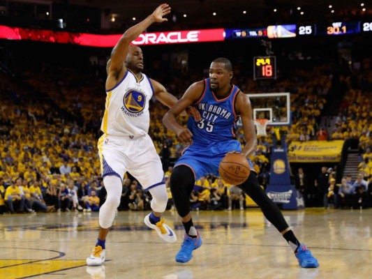 Curry brilla de nuevo, Warriors empatan 1-1 con Thunder