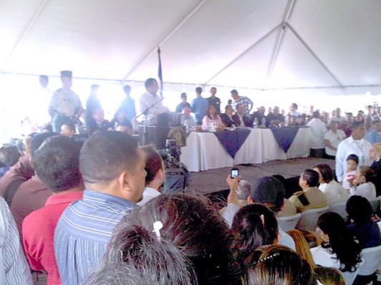 'Pepe' Lobo inaugura proyecto habitacional al sur de la capital de Honduras