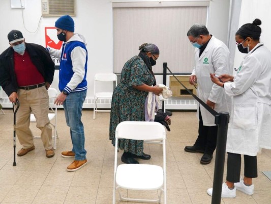 Médicos piden que se abra un centro de vacunación para hispanos en Nueva York
