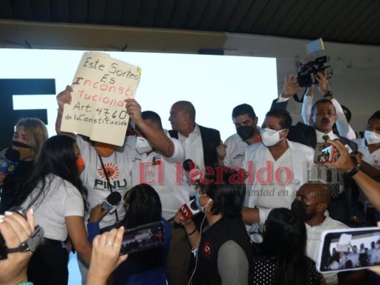 Así fue el zafarrancho durante el sorteo de posiciones en las papeletas electorales del CNE (Fotos)