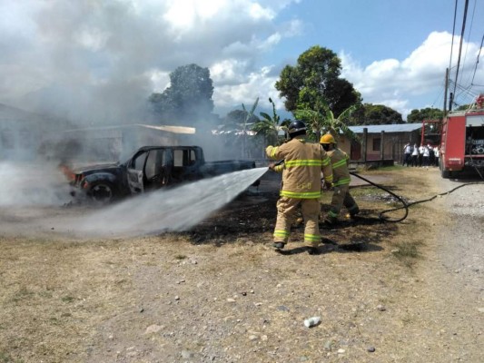 Fotos: Así quemaron vehículo para borrar evidencias tras doble crimen en La Ceiba