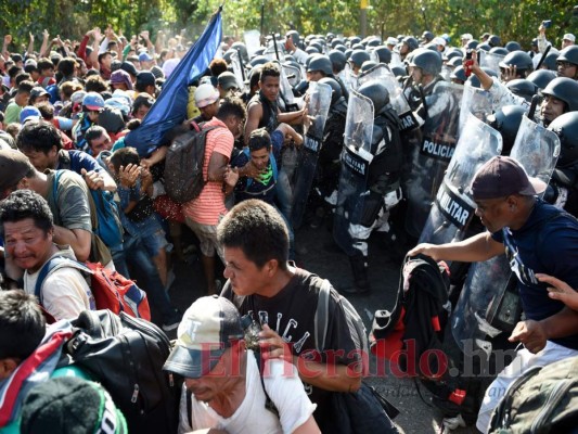 Con gritos y empujones repelen caravana migrante en México (Fotos)