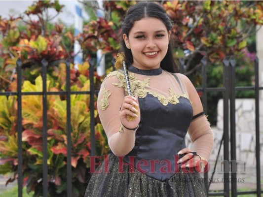 Bellas palillonas del Guillén Zelaya deslumbran con espectacular show (FOTOS)