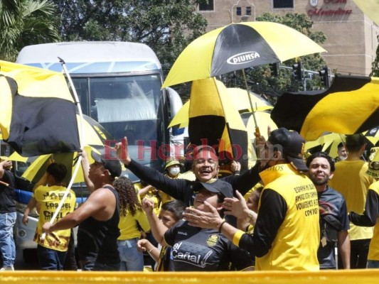 Aficionados del Real España le ponen color al clásico sampedrano (FOTOS)