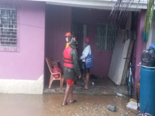 En imágenes: fuertes lluvias inundan las calles y casas de Puerto Cortés