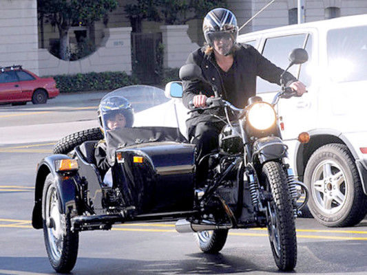 Brad Pitt y su hijo hacen compras en motocicleta