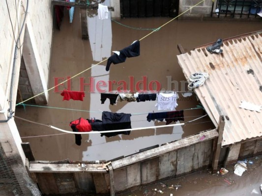 FOTOS: Colapso de tubería deja en la calle a cinco familias en colonia San Miguel