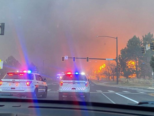 Incendio en Colorado deja cientos de casas destruidas y miles de evacuados