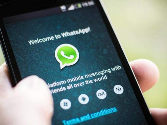 WhatsApp ya registra más de 2,000 millones de minutos entre video llamadas individuales y llamadas de voz. (Foto: AFP)