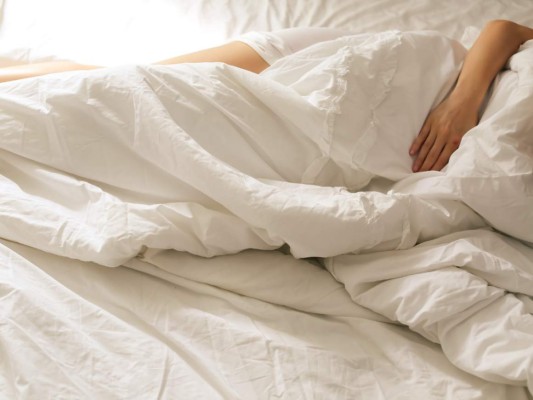 Cuidar la postura al dormir puede ayudar grandemente a acabar con varios malestares al despertar. Foto: Canva.