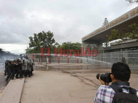 Presuntos estudiantes de la UNAH se toman el bulevar Suyapa de la capital