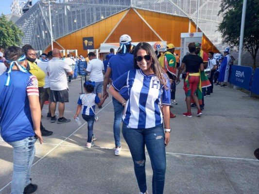 FOTOS: Ambiente catracho afuera del BBVA Compass en Houston