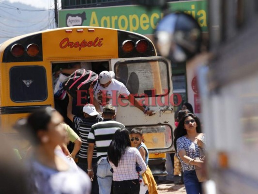 Abarrotadas terminales de buses en la capital de Honduras previo a Semana Santa