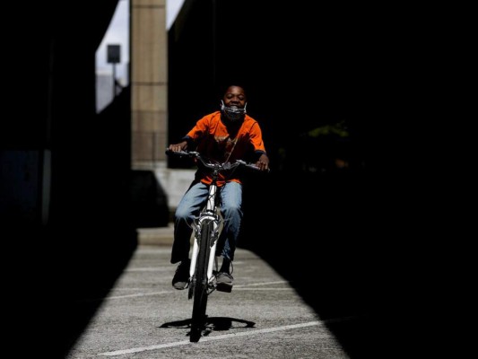 Pese a alarmante cifra de muertos, en EEUU relajan confinamiento por Covid-19