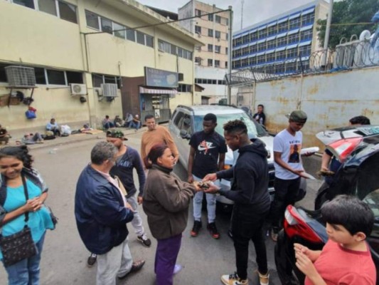 FOTOS: El noble gesto de Romell Quioto en un asilo de ancianos y en el Hospital Escuela en víspera navideña