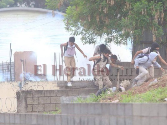 FOTOS: Las imágenes que han dejado los fuertes enfrentamientos entre estudiantes del Técnico Honduras y la Policía Nacional