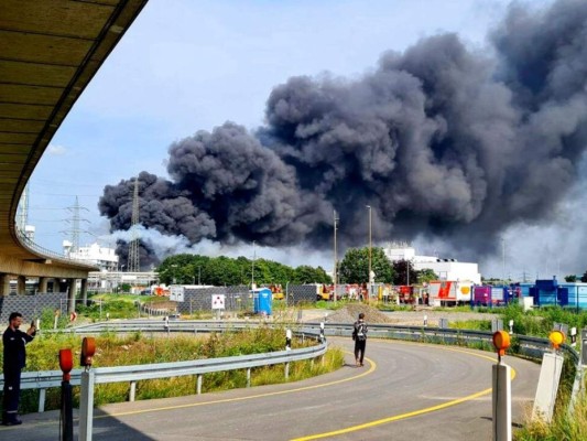 Una nube negra de humo se alza sobre un parque industrial en Leverkusen, Alemania, el martes 27 de julio de 2021. Había bomberos del departamento local trabajando sobre el terreno. Foto: AP