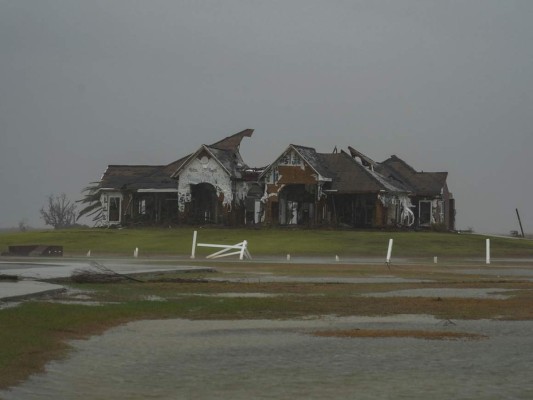 Bajo los escombros de Laura, pobladores de Luisiana esperan la embestida de Delta (Fotos)