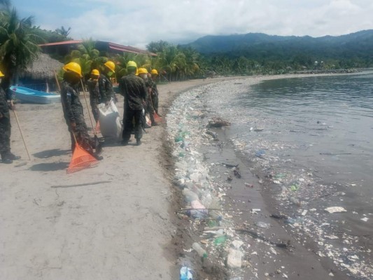 Ardua limpieza para retirar basura que contamina las playas de Omoa (FOTOS)