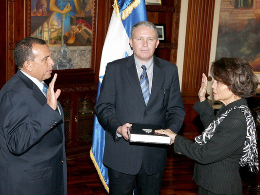 Presidente Porfirio Lobo juramenta a nuevo ministro de Cultura y a vicecanciller hondureño