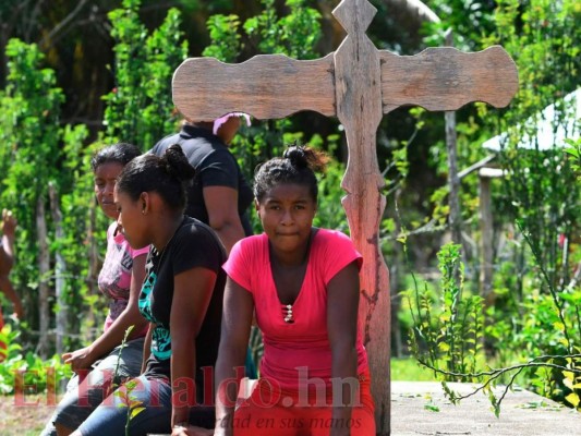 En imágenes, el desgarrador momento en el que familiares despiden a víctimas de naufragio en La Mosquitia