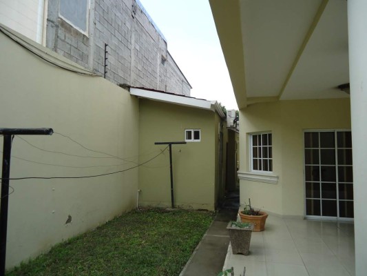 Exdirector de la OABI le alquiló una mansión al yerno por 6,000 lempiras