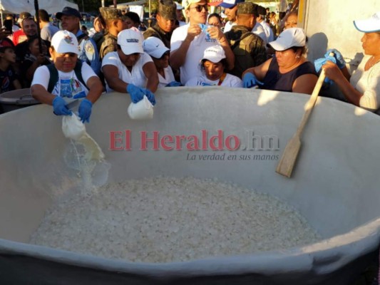 FOTOS: Así es el guacal con pozol más grande del mundo en Choluteca