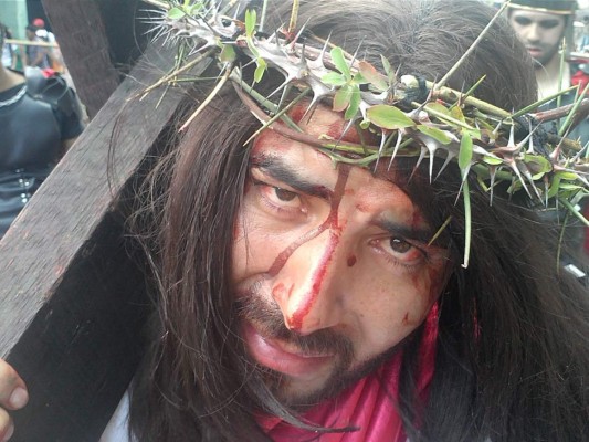 Fe y devoción de hondureños en solemne procesión del Vía Crucis