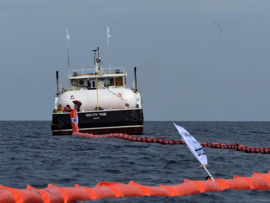 La embarcación pasó las primeras pruebas. Los técnicos de la misión desplegaron una especie de manguera anaranjada de 300 metros de largo que arrastra los desechos que flotan en la superficie marina. (Foto: AFP)